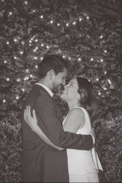 Valeria y Gerald abrazados bajo luces