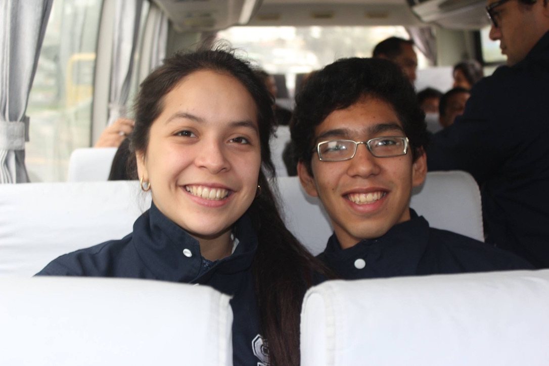 Valeria y Gerald en el bus del colegio