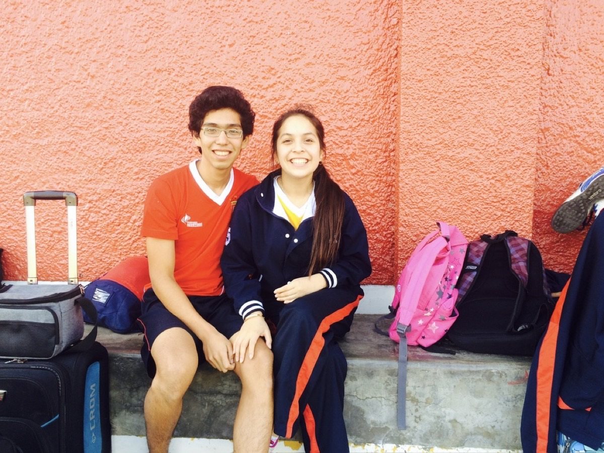 Valeria y Gerald en el recreo del colegio