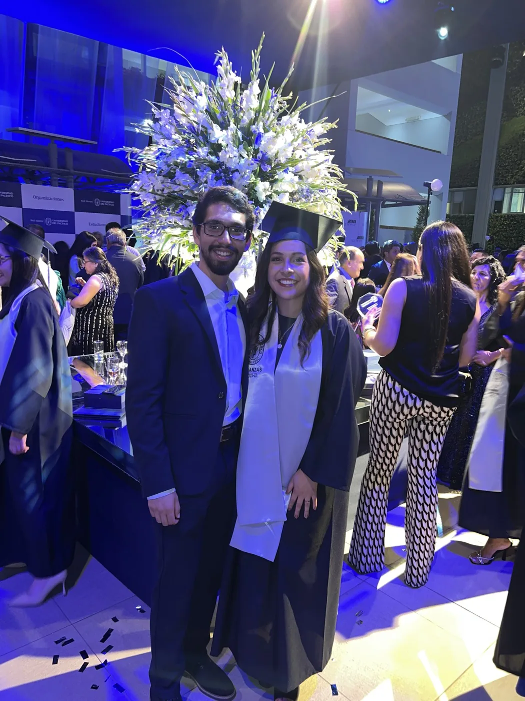 Valeria y Gerald celebrando graduación de Valeria