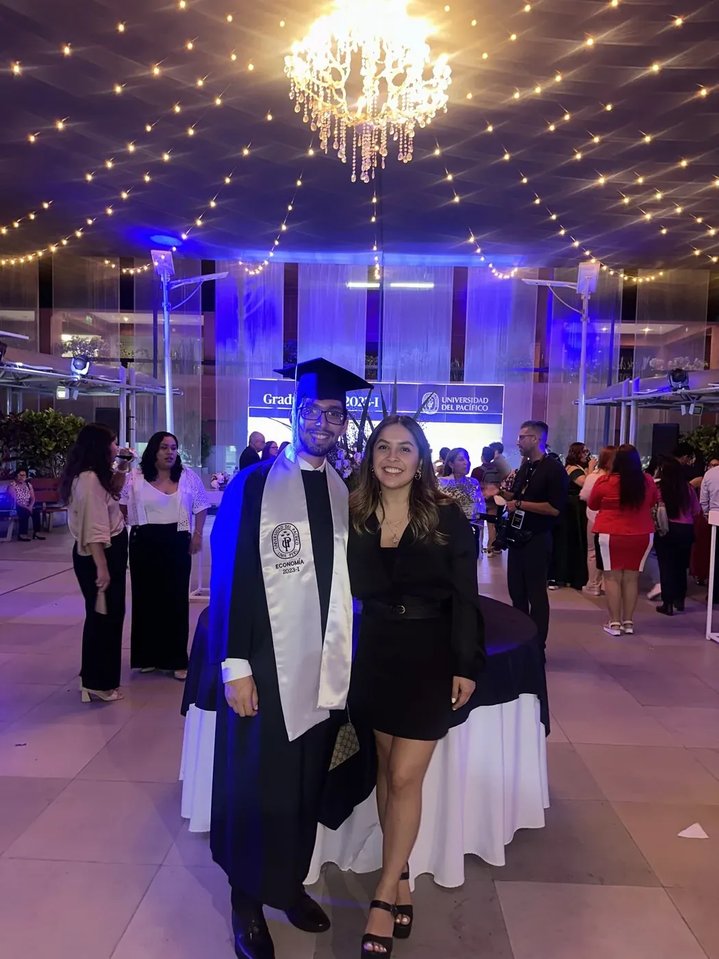 Valeria y Gerald celebrando graduación de Gerald
