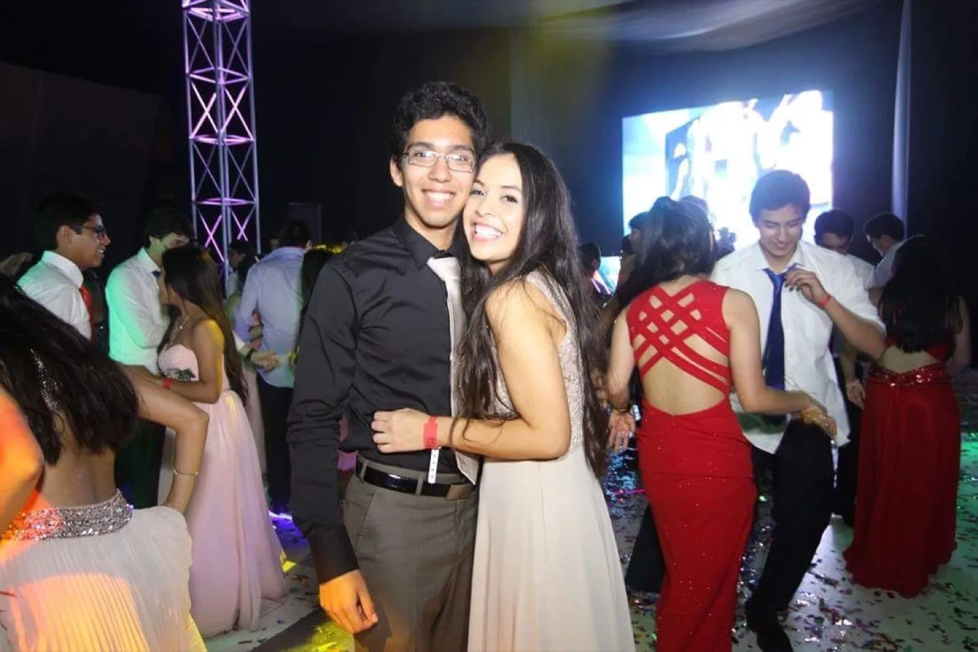 Valeria y Gerald en la fiesta de PROM