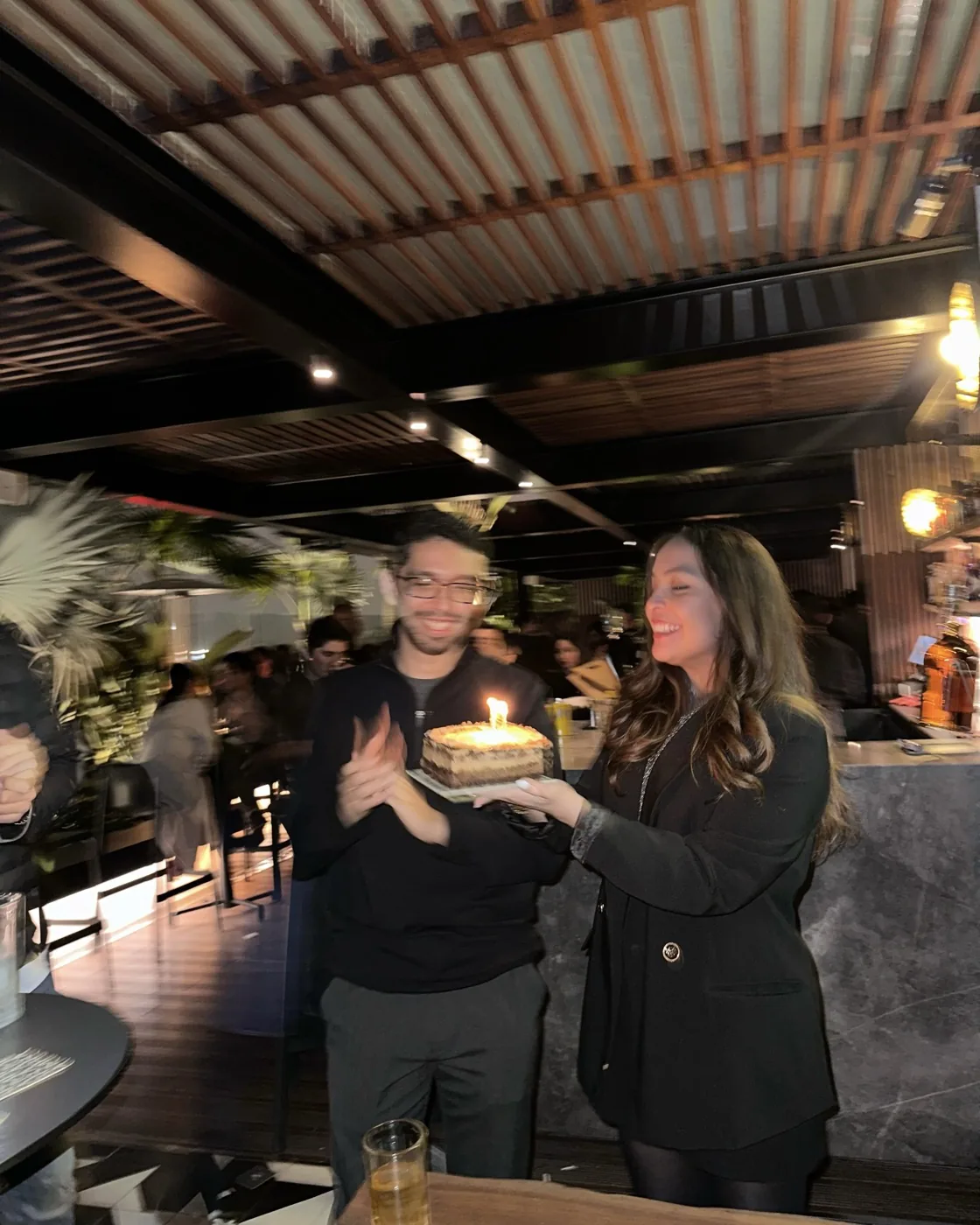 Valeria y Gerald brindando con amigos