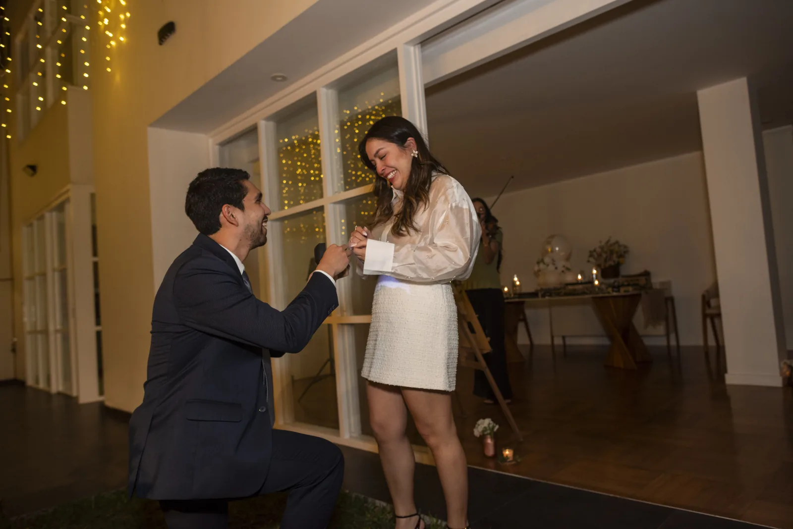 Valeria y Gerald durante la pedida de mano