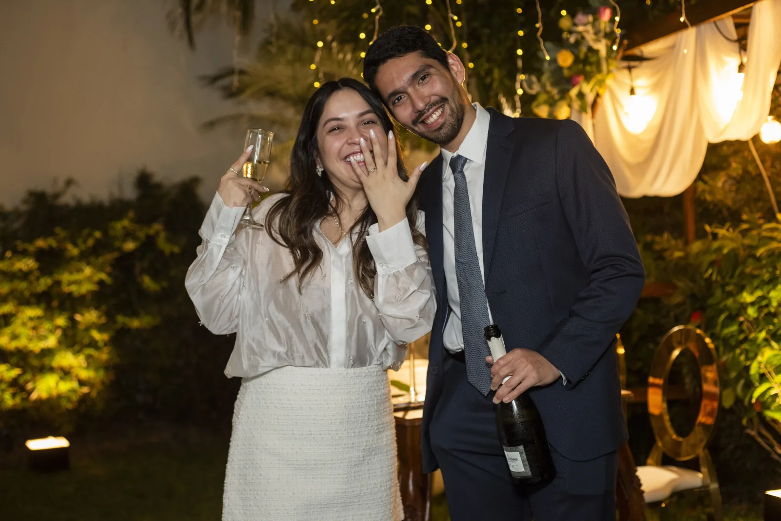 Valeria y Gerald mostrando el anillo