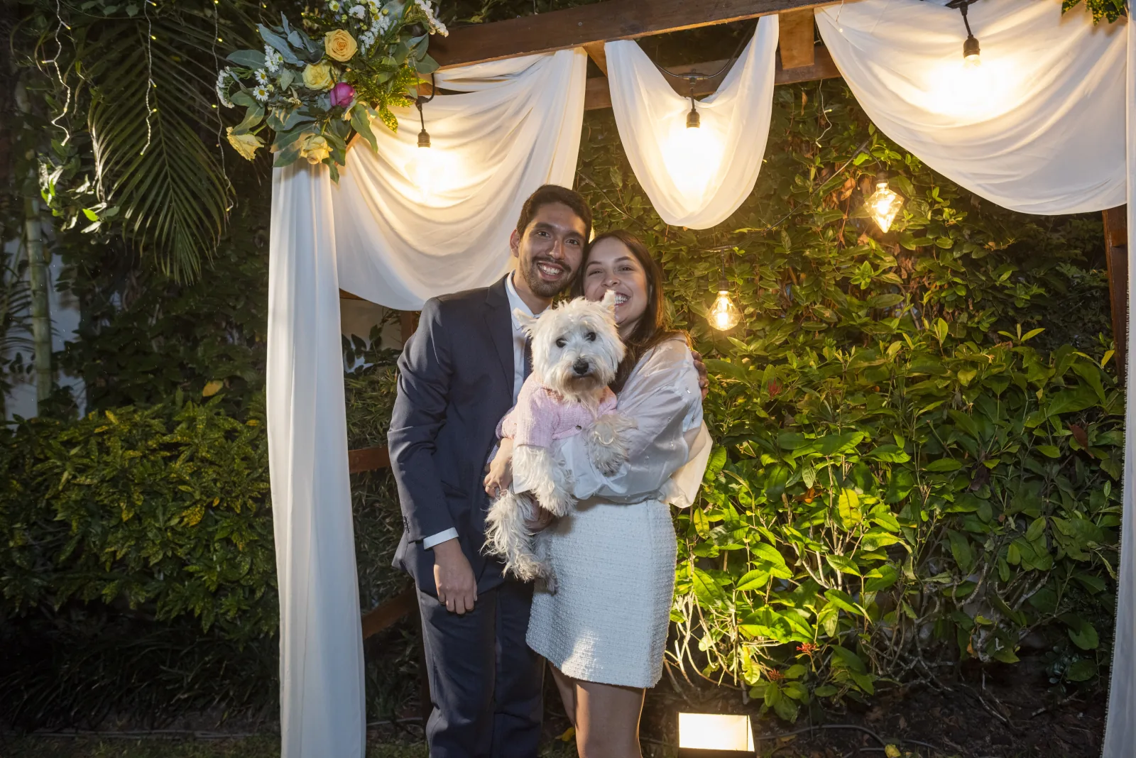 Valeria y Gerald con su perrita el día de la propuesta
