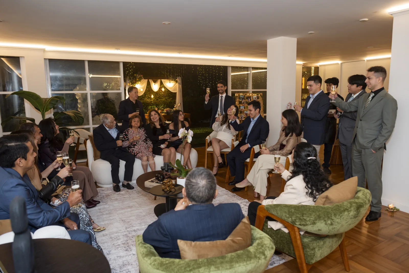 Valeria y Gerald brindando con familia