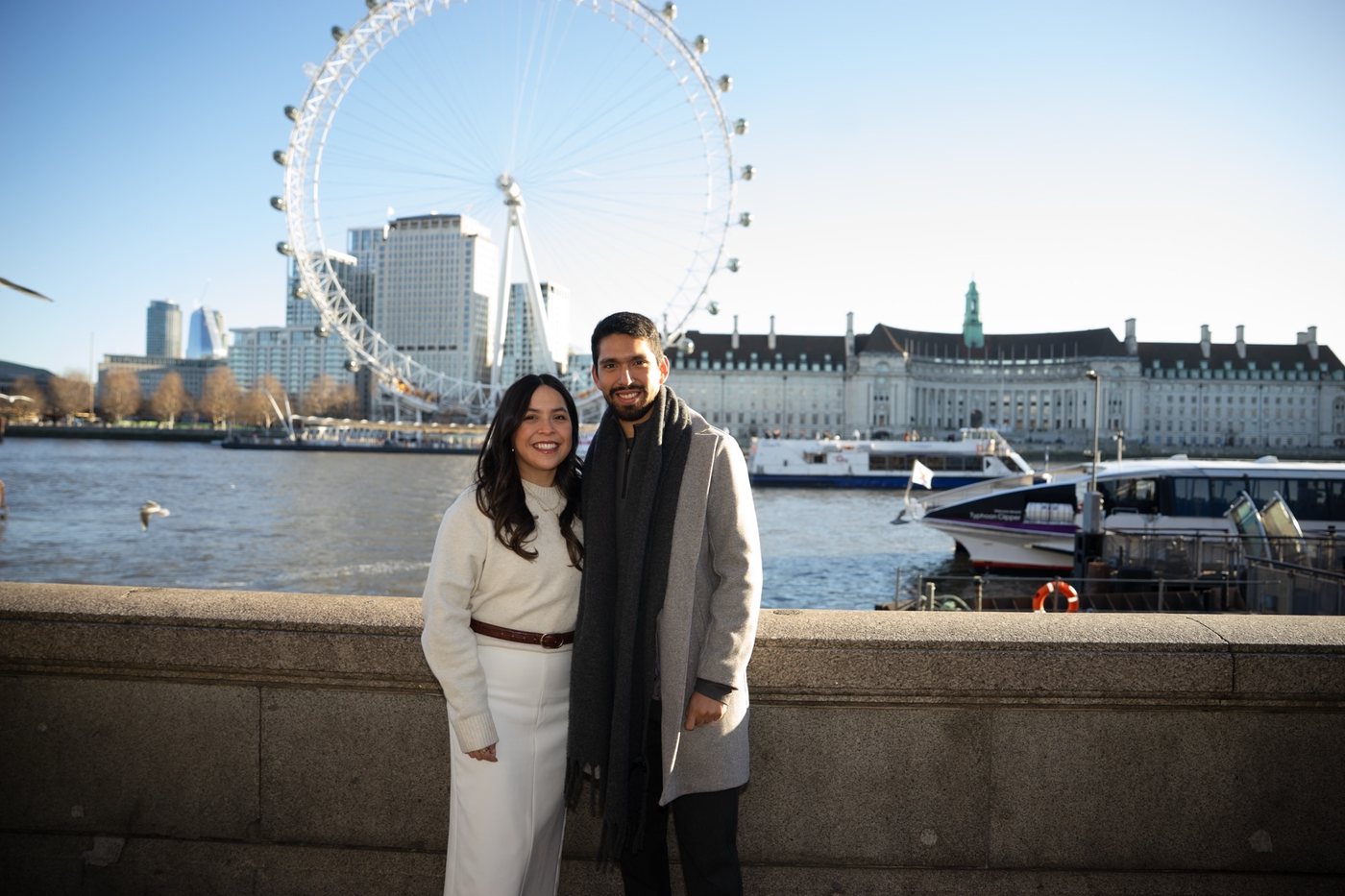 Valeria y Gerald frente al London Eye